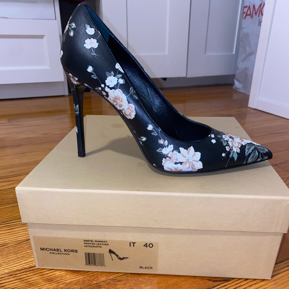 Never worn black pointed toe shoe